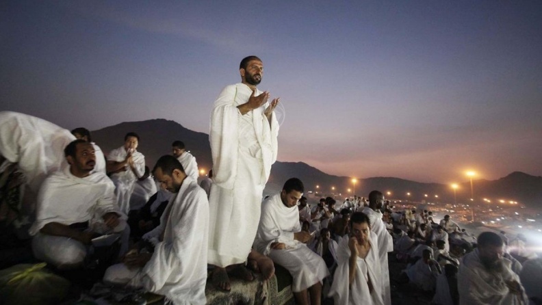 ركن الحج الأعظم.. الحجاج يواصلون التوافد إلى "عرفات"