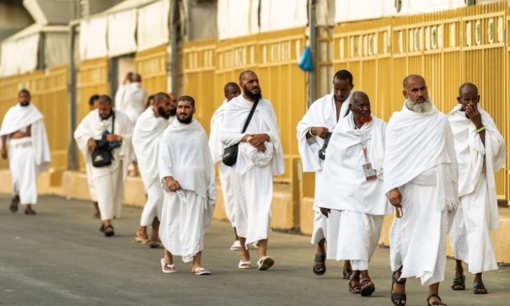 الحجاج يؤدون رمي الجمرات في أول أيام عيد الأضحى