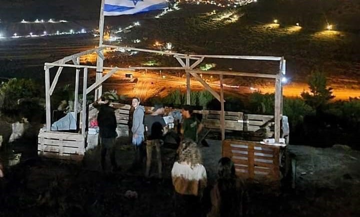 مستوطنون يعيدون بناء بؤرة استعمارية على أراضي سنجل شمال رام الله