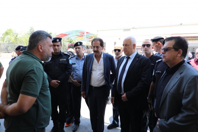 وزير الداخلية يؤكد من معبر الكرامة العمل على تحسين الخدمات