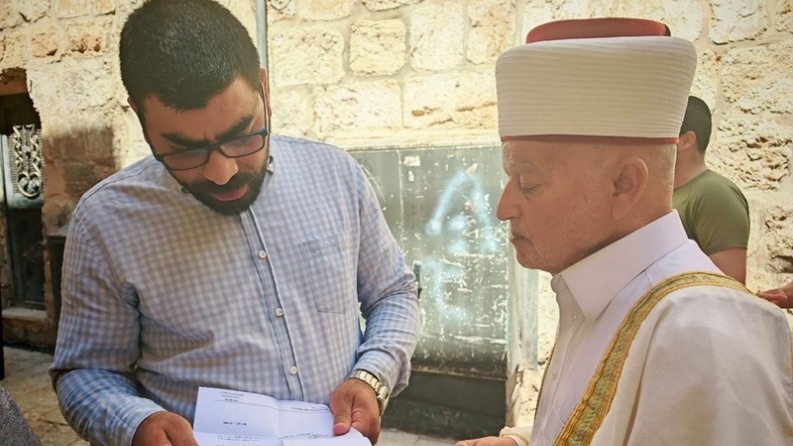 الاحتلال يُبعد المفتي عن الأقصى ويسلمه استدعاء للتحقيق
