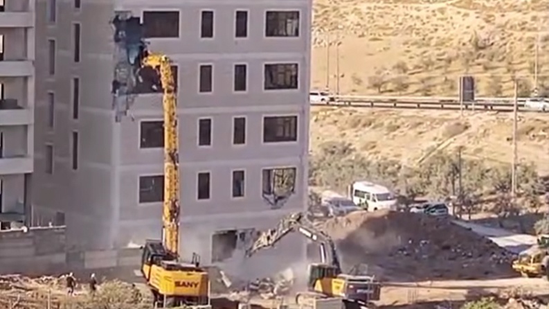 الاحتلال يهدم بناية من 5 طوابق شرق بيت لحم