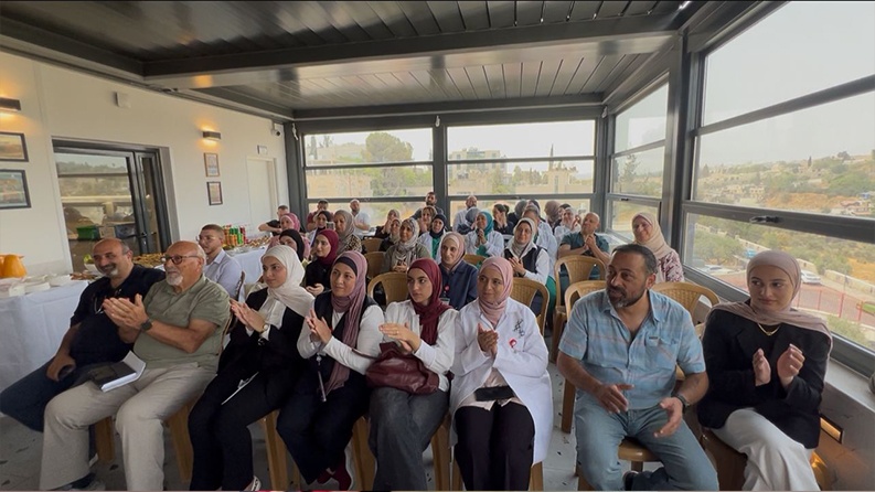 جمعية الهلال الأحمرفي القدس تكرم أبناء موظفيها الناجحين في الثانوية العامة