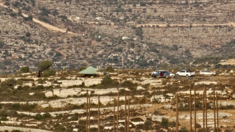 مستوطنون يعيدون إقامة بؤرة استيطانية في عطارة 