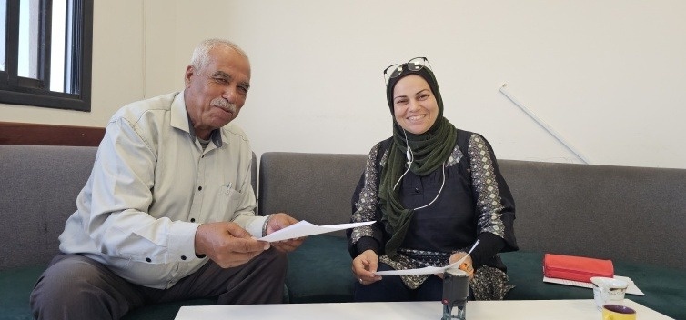 دائرة شؤون اللاجئين توقع اتفاقية تعاون مع جمعية "أصدقاء بلا حدود" لخدمة اللاجئين في مخيمات القطاع