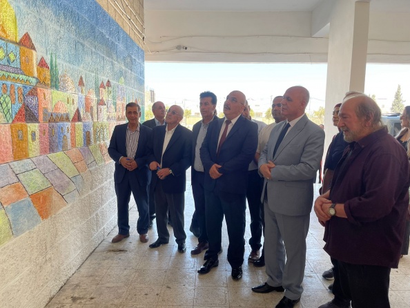 وزير الثقافة يزور العيزرية ويفتتح معرضاً للفن التشكيلي وجدارية أيقونة القدس