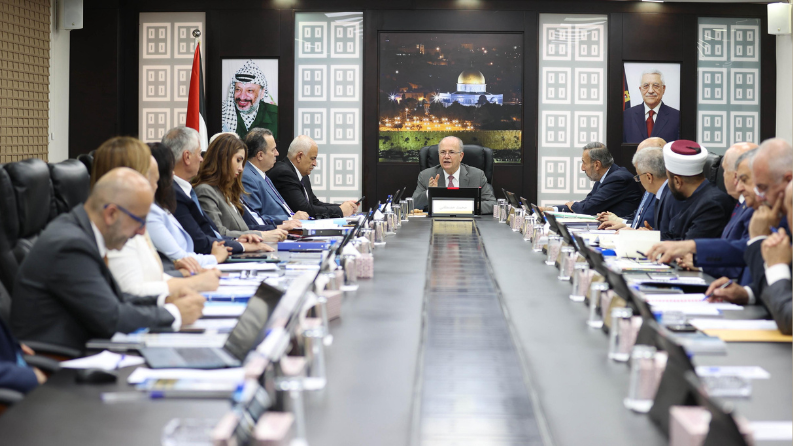 الحكومة: نعمل على تأمين دفعة من الرواتب خلال أيام