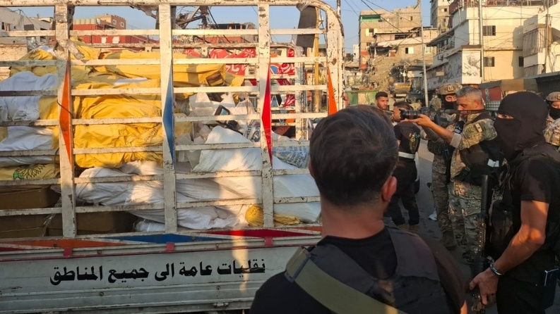 الجيش اللبناني يتسلم 8 شاحنات سلاح من المخيمات الفلسطينية