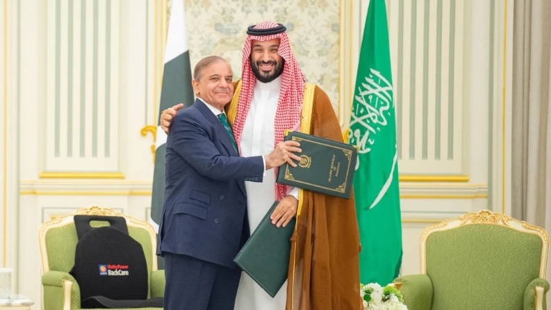 وزير دفاع باكستان: برنامجنا النووي متاح للسعودية