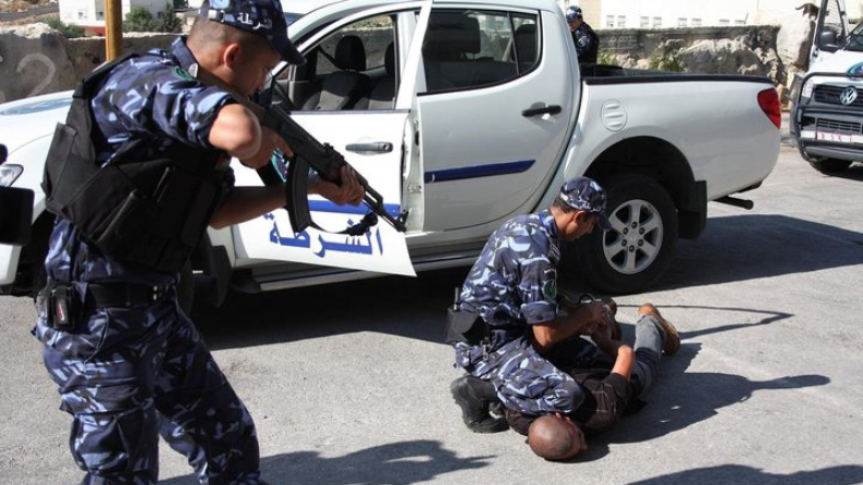 الشرطة تقبض على 53 مطلوباً بالضفة