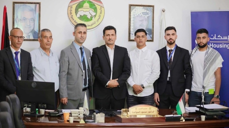 بنك الاسكان يتبرع بأجهزة حاسوب لجامعة القدس المفتوحة - فرع يطا