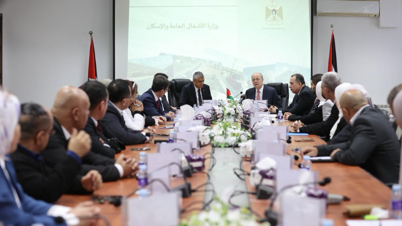 رئيس الوزراء يطّلع على خطط إعادة إعمار غزة بعد وقف العدوان