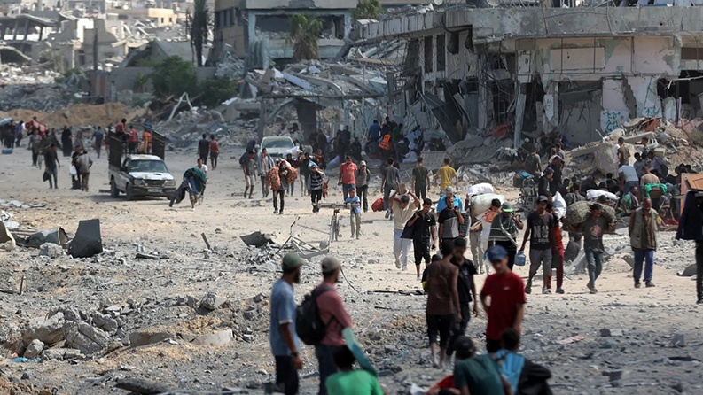 آلاف النازحين يعودون لمنازلهم المدمرة بغزة