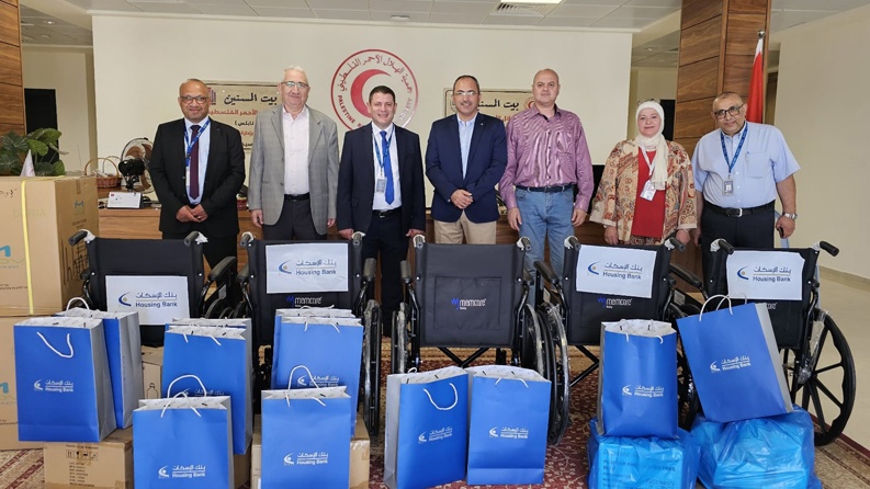 بنك الإسكان يتبرع بمستلزمات طبية لبيت المسنين التابع لجمعية الهلال الأحمر الفلسطيني