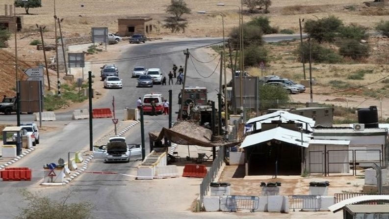 محافظ نابلس: الاحتلال يصدر قرارا عسكريا بنقل حاجز "الحمرا" إلى قرية عين شبلي