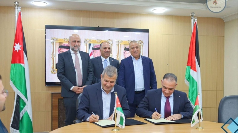 فلسطين والأردن توقّعان مذكرة تفاهم لتعزيز الربط الكهربائي