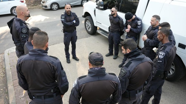 الشاباك يدّعي تفكيك شبكة من كفر قاسم ورهط حوّلت أموالا وسلاحا للضفة