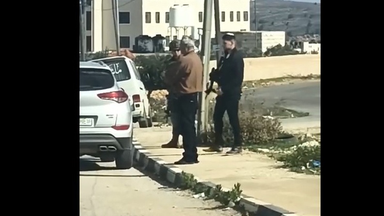 مستوطنون يهاجمون مركبات المواطنين قرب قرية عين يبرود