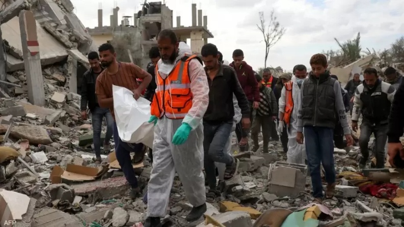 انتشال جثامين 14 شهيداً من تحت أنقاض منزل بخانيونس
