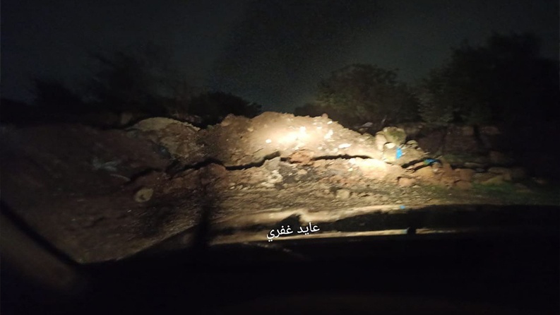 مستوطنون يغلقون الطريق الواصل بين تجمع خلة السدرة ومخماس