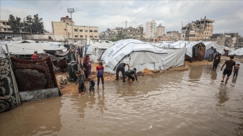 غزة: خيام النازحين تغرق بمياه الأمطار