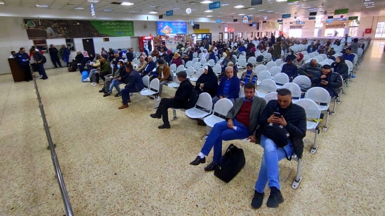 42 ألف مسافر.. حركة سفر نشطة على معبر الكرامة