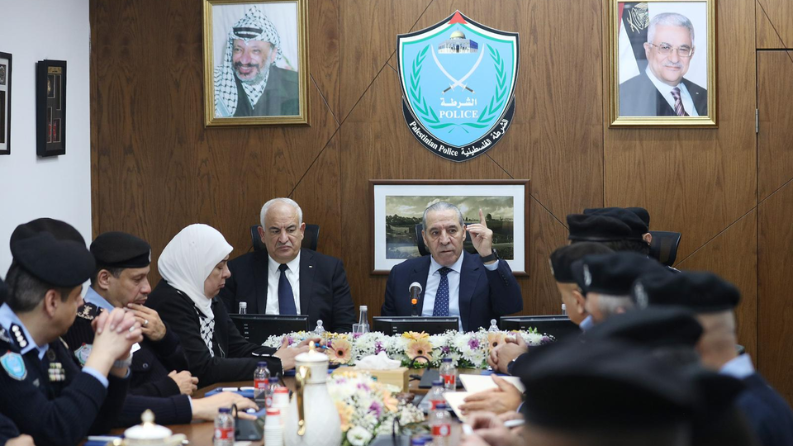 الشيخ يزور القيادة العامة للشرطة