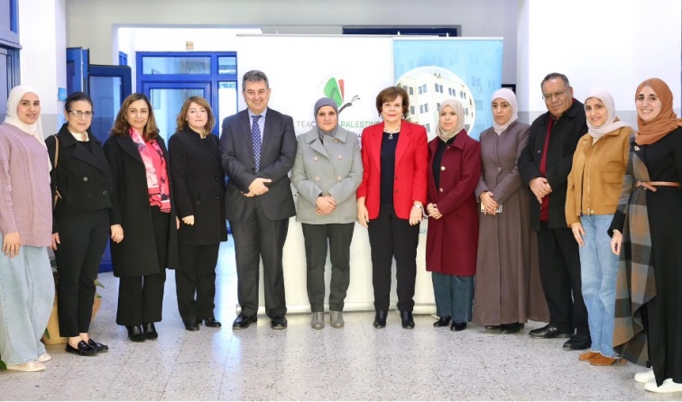 مؤسسة نُعلّم لفلسطين تسلم عدداً من أجهزة الحاسوب المحمولة إلى المعهد الوطني للتدريب التربوي بدعم من بنك فلسطين