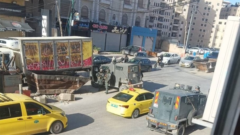 الاحتلال يقوم بعمليات هدم في قلنديا وكفر عقب 