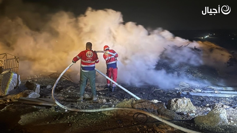 إخماد حرائق جراء اعتداء مستوطنين على مسافر يطا جنوب الخليل
