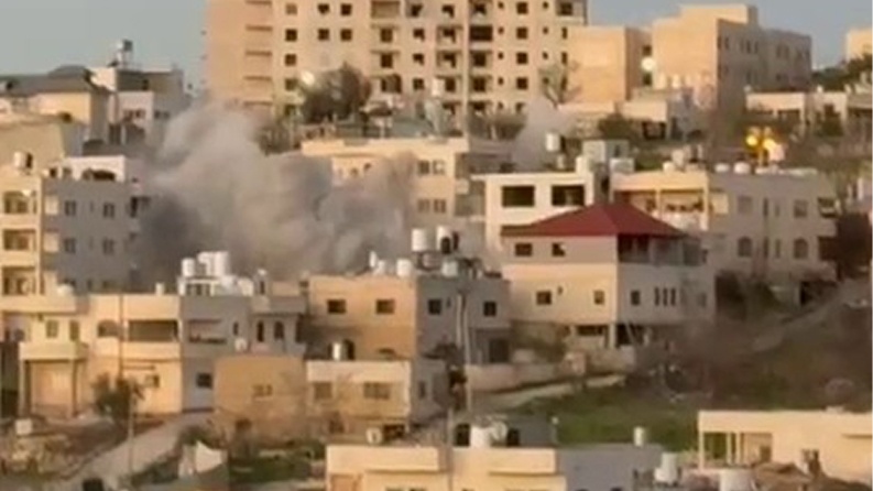 الاحتلال يفجر منزل شهيد في حلحول 