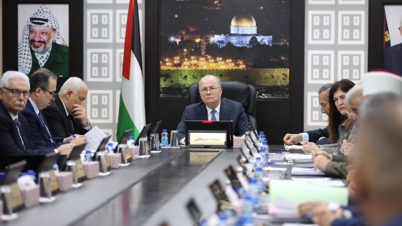 مجلس الوزراء يبحث أزمة المحروقات والشيكل ويؤكد صرف الرواتب قريبًا