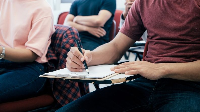 استئناف تغطية الرسوم الجامعية لأبناء العاملين بالحكومة
