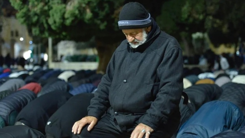 60 ألف مصلٍ يؤدون العشاء والتراويح في "الأقصى"