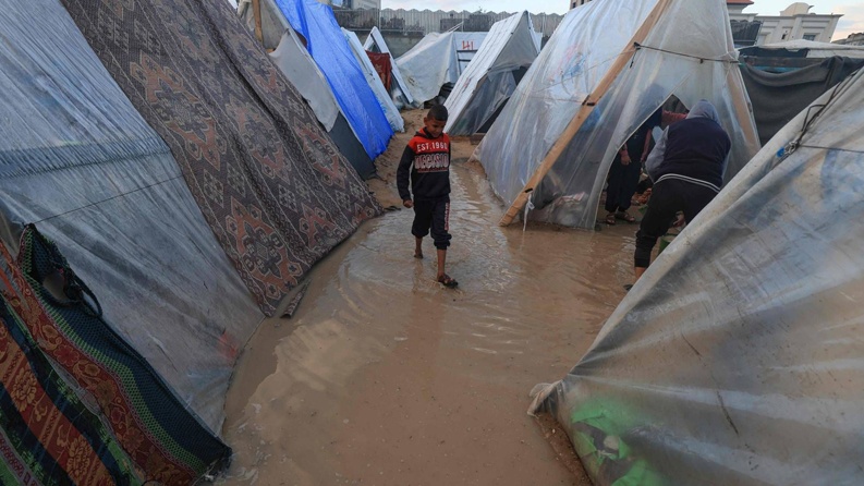 الأمطار تغرق خيام النازحين في قطاع غزة