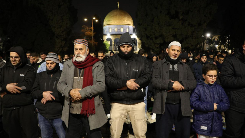 40 ألف مصلٍّ يؤدون صلاتي العشاء والتراويح في الأقصى