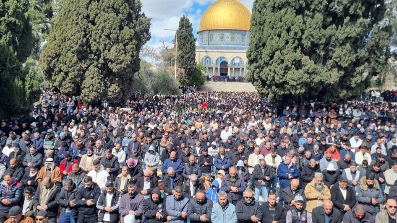الجمعة الثانية.. 100 ألف يؤدون صلاة الجمعة في الأقصى