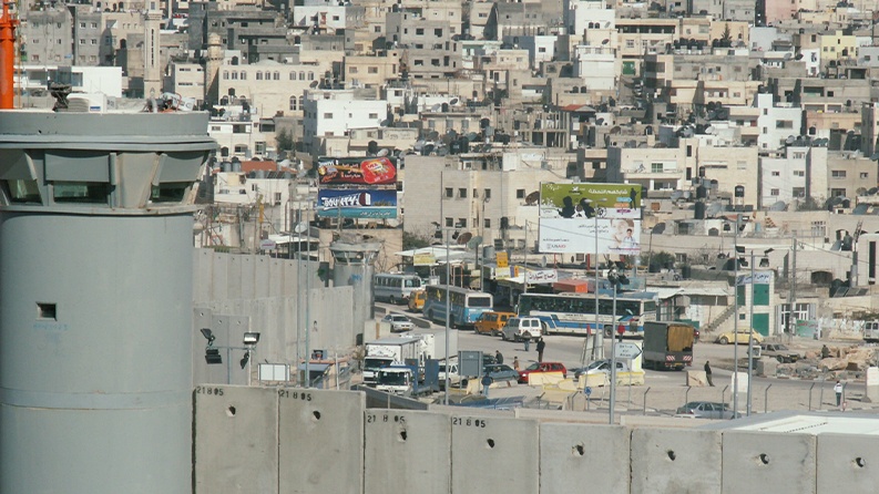 الاحتلال يخطر بإخلاء وهدم 7 منازل في قلنديا شمال القدس