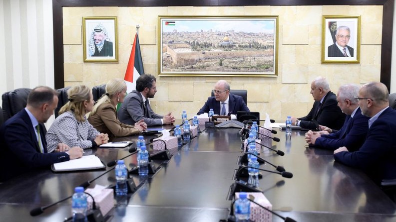 رئيس الوزراء يبحث مع وفد أوروبي تعزيز العمل المشترك في الضفة وغزة
