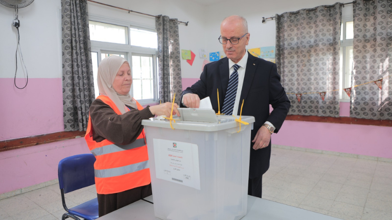 رئيس لجنة الانتخابات يعلن انطلاق الاقتراع ويدعو المواطنين للتصويت