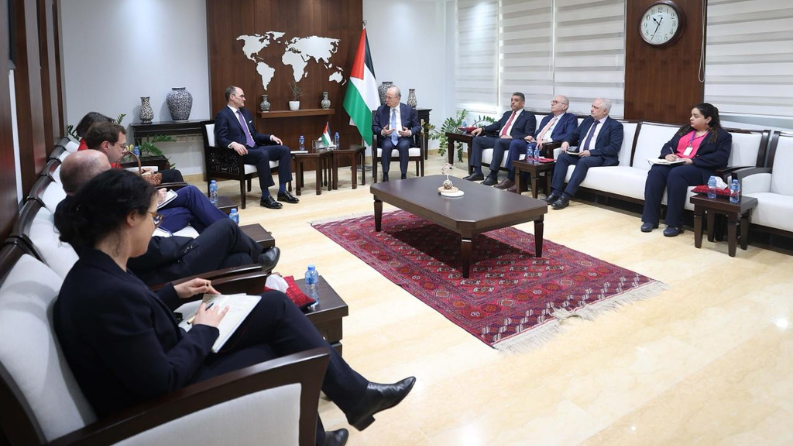 مصطفى يبحث مع وفد ألماني التطورات ويحذر من الوضع الإنساني في غزة