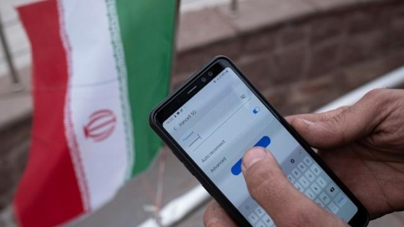 قرار رئاسي بإعادة الإنترنت إلى إيران