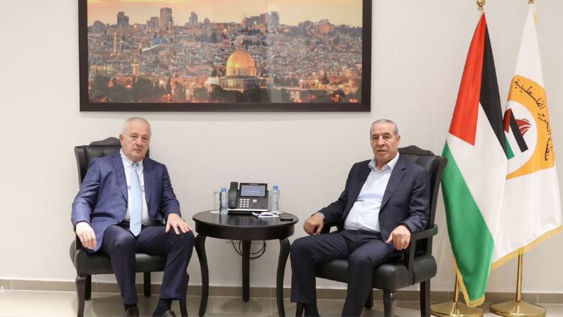 الشيخ يُطلع سفير روسيا لدى فلسطين على آخر المستجدات 