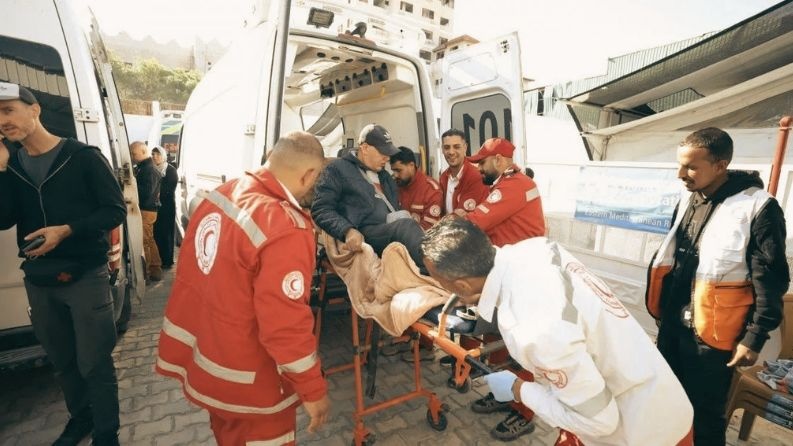 شهيد وإصابات في غارة استهدفت مركبة وسط قطاع غزة