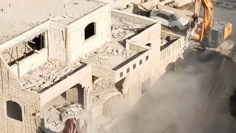 الاحتلال يهدم منزلا وبناية سكنية في كفر عقب شمال القدس