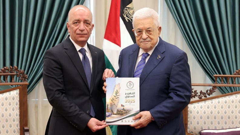 الرئيس يتسلم التقرير السنوي لسلطة الأراضي 2025