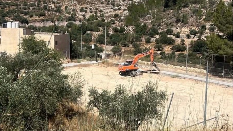 الاحتلال يهدم ملعب مدرسة بتير الثانوية غرب بيت لحم