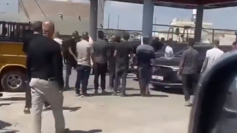 شجار يتخلله إطلاق نار داخل إحدى محطات المحروقات في سنيريا