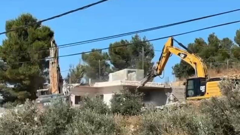 الاحتلال يهدم منزلين قرية دير رازح ببلدة دورا 