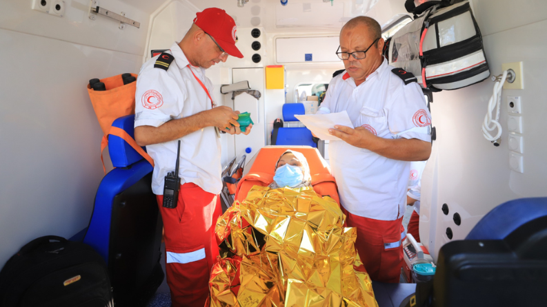 إجلاء 95 مريضاً ومرافقاً عبر معبر رفح